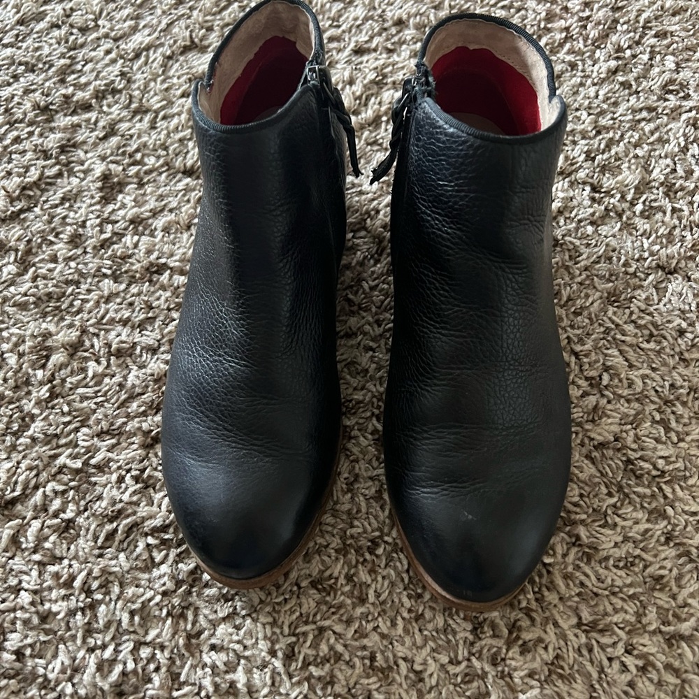 Softwalk black leather ankle boots women size 7